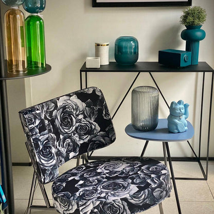 eine blaue Lucky Cat auf einem blauen Beistelltisch