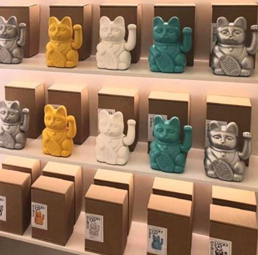 verschiedene Farben der Lucky Cat in einem Shop Display