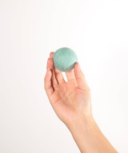 BUDDY. Hundespielzeug aus Schafwolle "Ball" - Mint